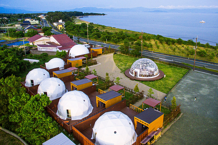 グランドーム滋賀高島の湖まで近いことがわかる全体の写真。