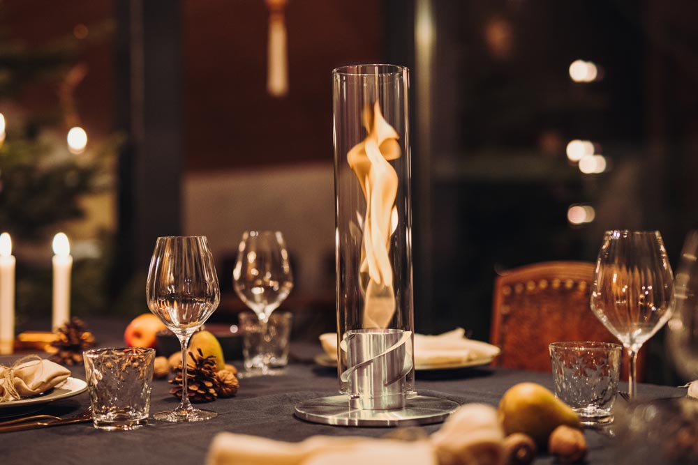 ホーファッツ社のガスランタンをディナーのテーブルで楽しんでいる写真。