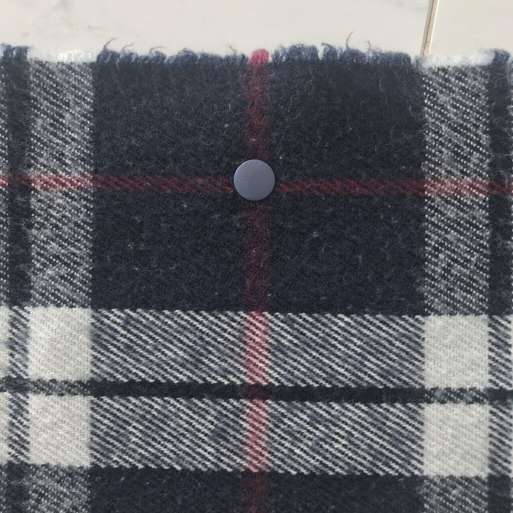 布に嵌めたときのヘッドパーツのアップの写真。