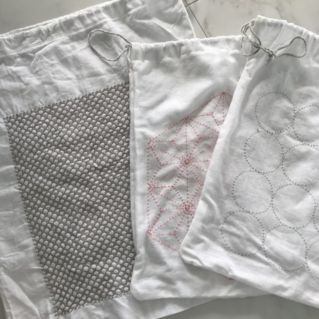 巾着袋に刺し子をした写真。