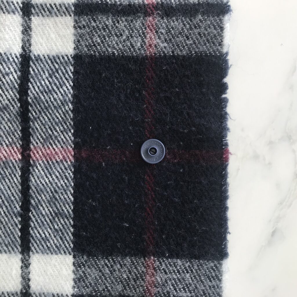 布に嵌めたときのゲンコパーツのアップの写真。