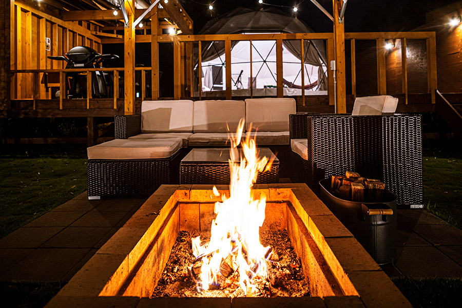 グランドーム滋賀高島の夜のキャンプファイヤーの写真。