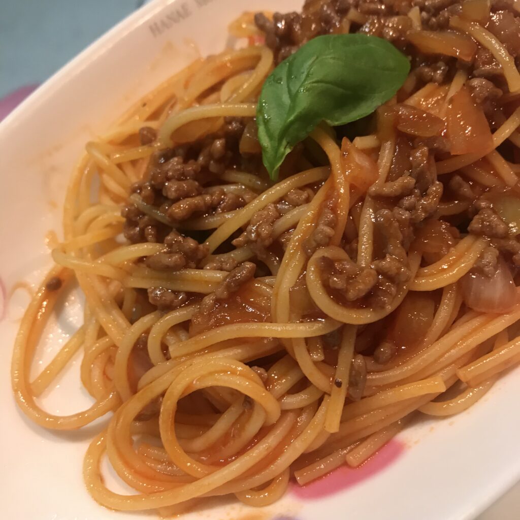 わたしが作ったミートパスタにバジルの葉を添えた写真。