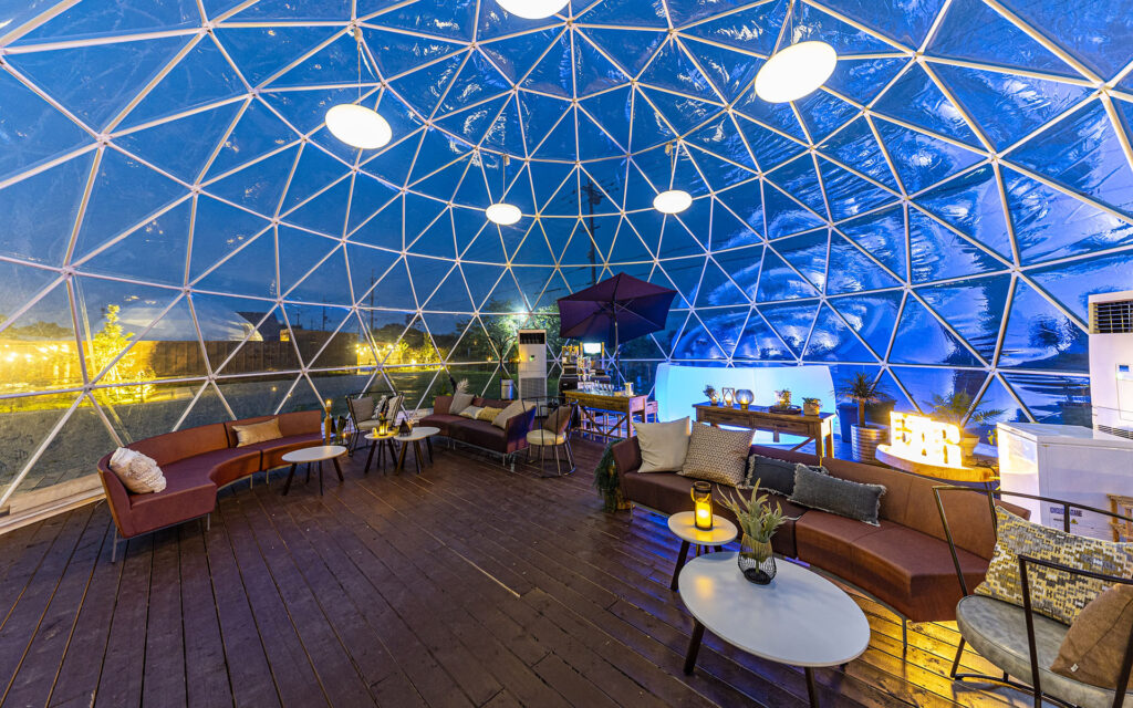 グランドーム滋賀高島のドリンクフリーを提供しているドームテント内の写真。