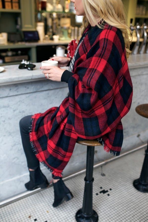 ストールを羽織った女性。