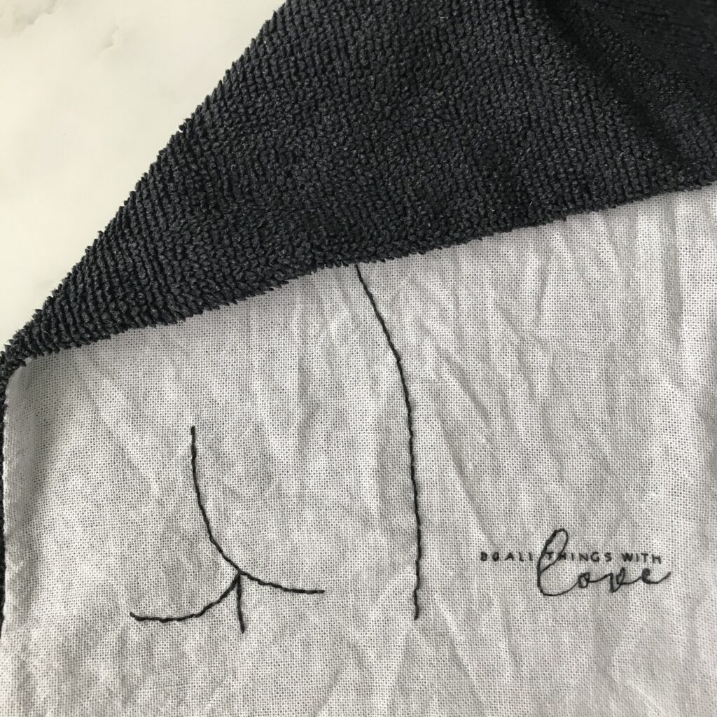 刺しゅうの裏にタオルを縫い付けてハンカチにした作品の写真。