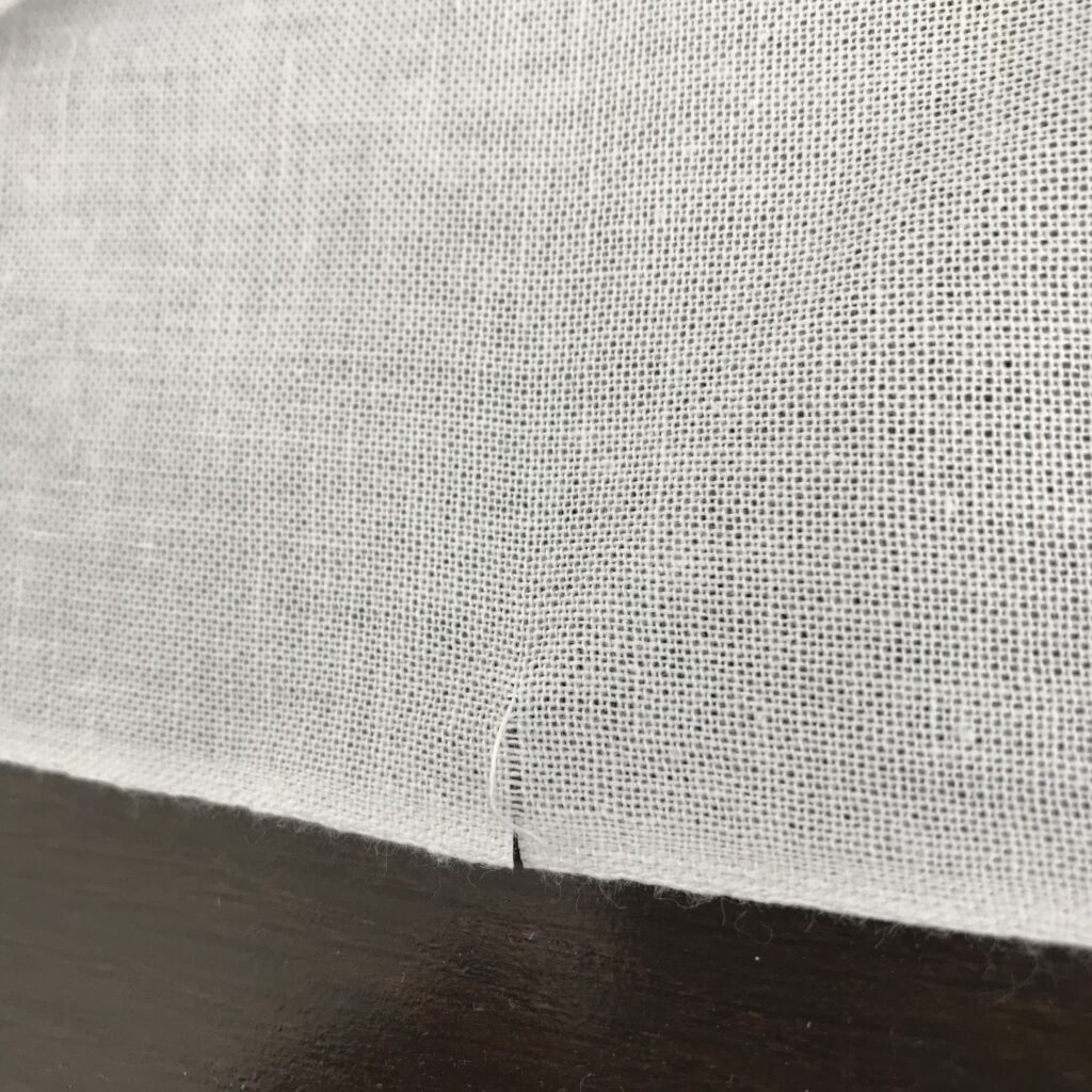 さらしをまっすぐに切るための手順として、まず、切り込みを入れた写真。