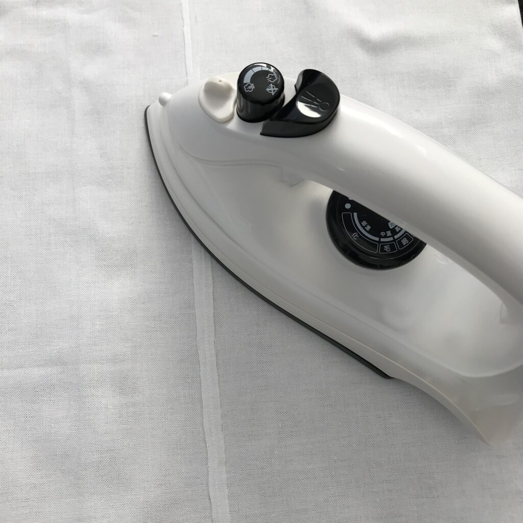 縫いしろを割ってアイロンをかけている画像