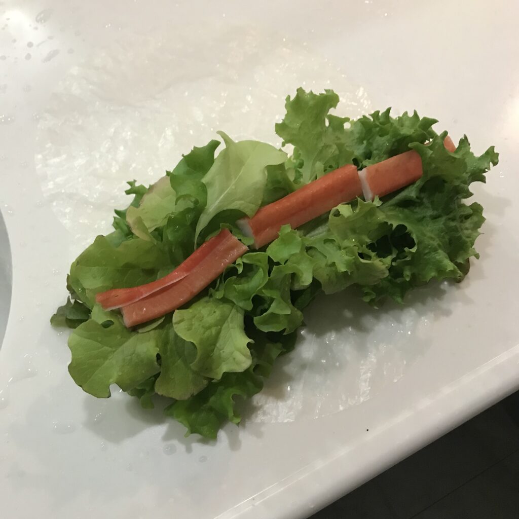 ライスペーパーの上に野菜や具を乗せた写真。