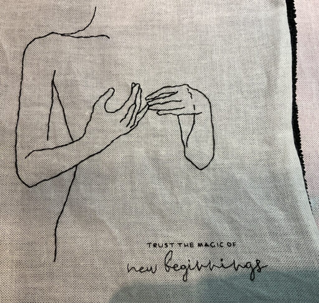 わたしが刺した作品。ラインアートと文字を組み合わせた刺しゅう。