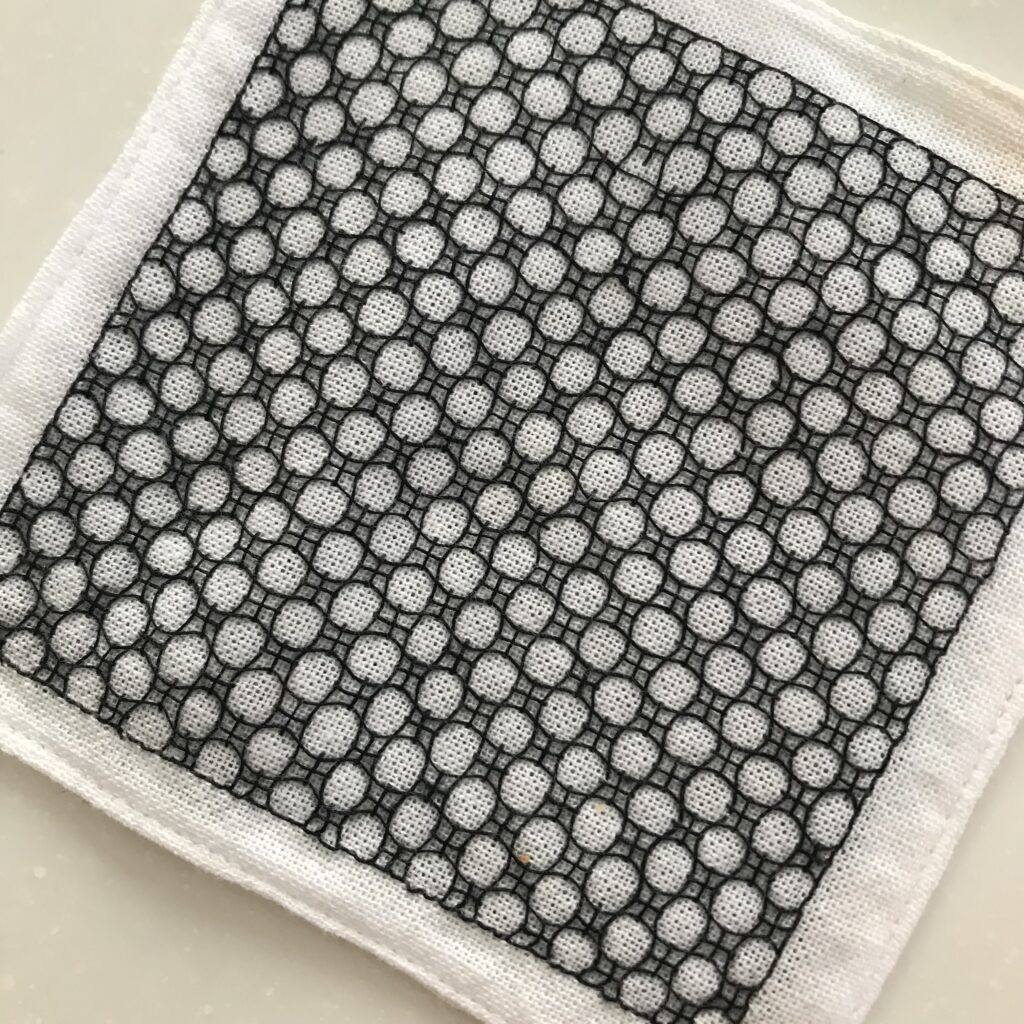 丸模様のコースターの写真