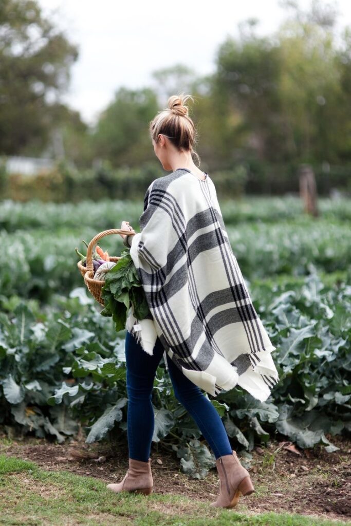 ストールを羽織っている女性の写真。