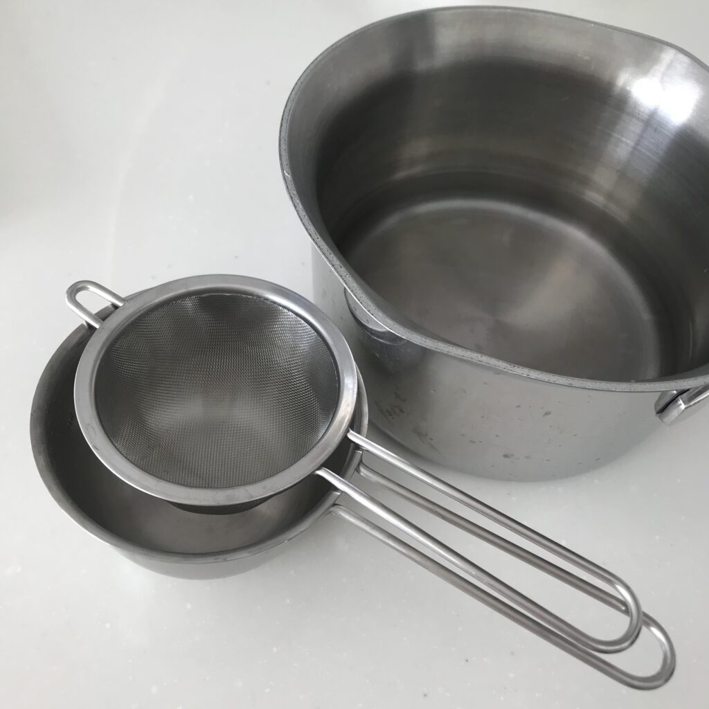 わたしがチャイを入れる時に使っている、小さめの鍋と茶漉しと計量カップ