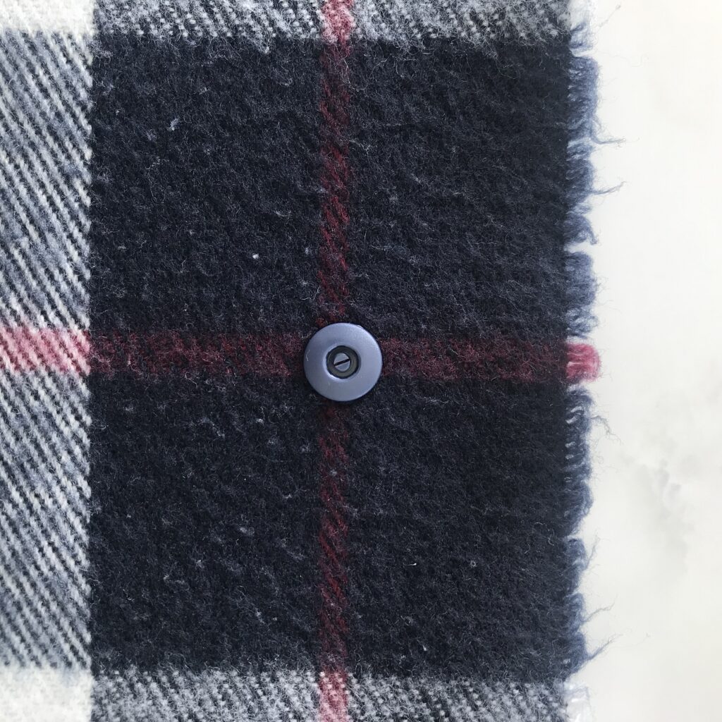 布に嵌めた時のバネパーツのアップの写真。