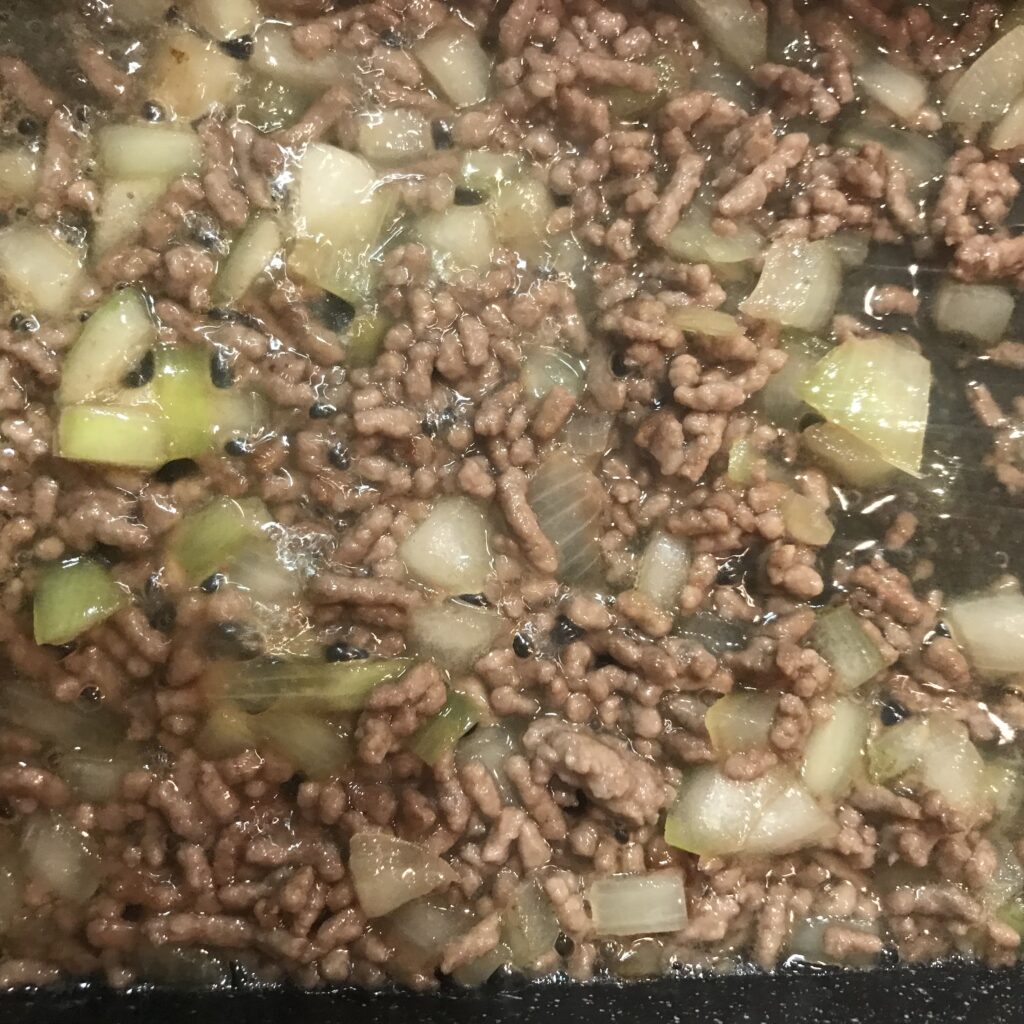 鍋にみりんを入れた写真。