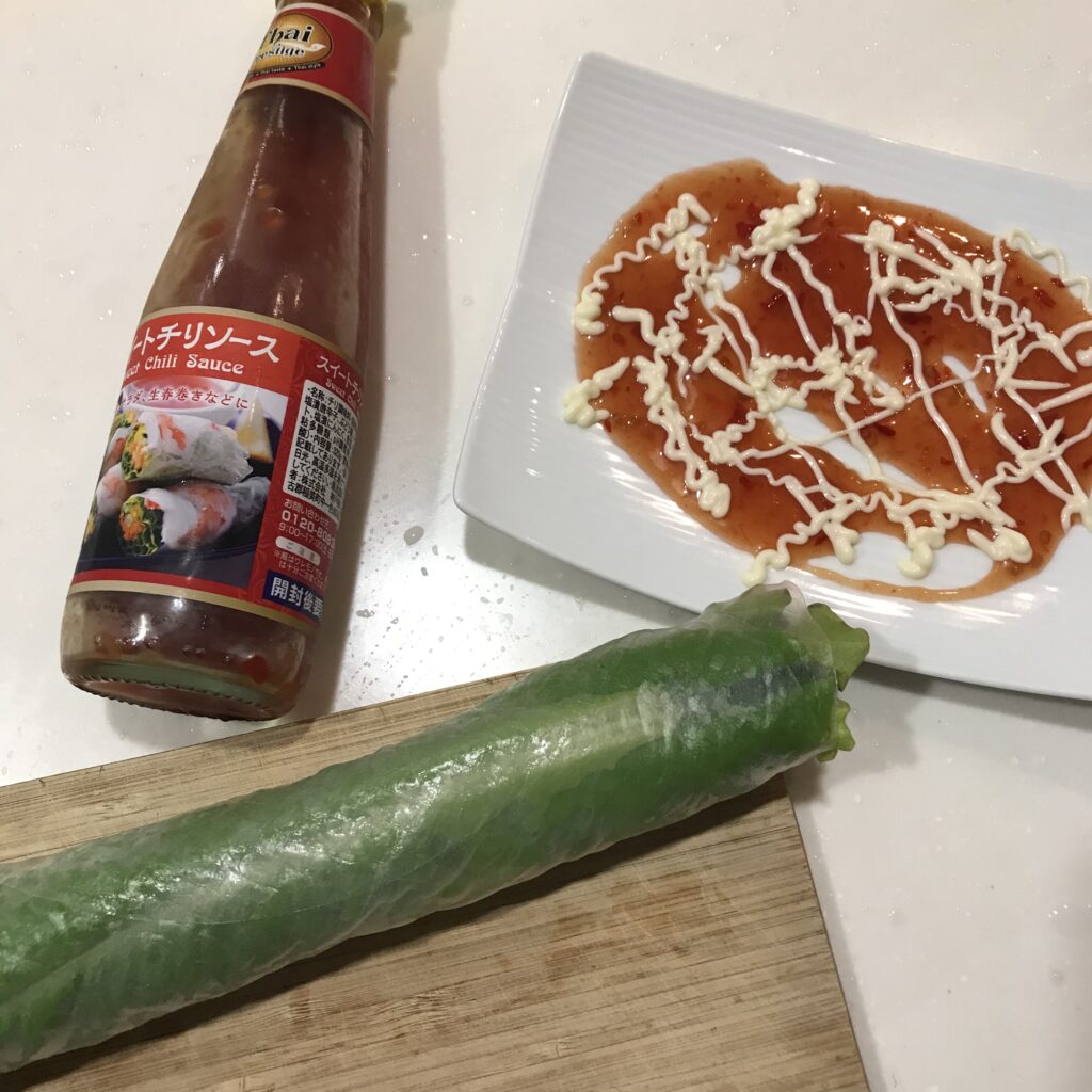 生春巻きのツケだれお皿に盛り付けたところとスイートチリソースと生春巻きの写真。