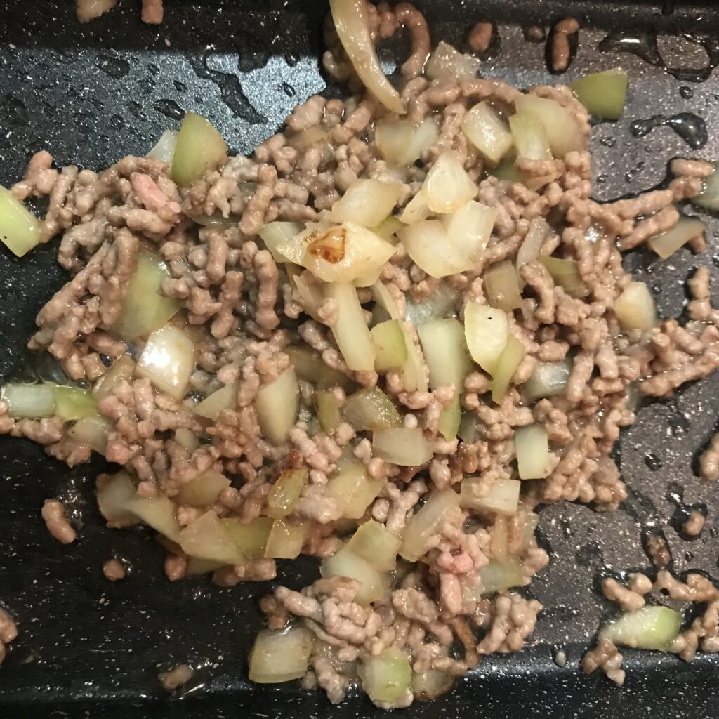 炒めたひき肉の色が変わった写真。