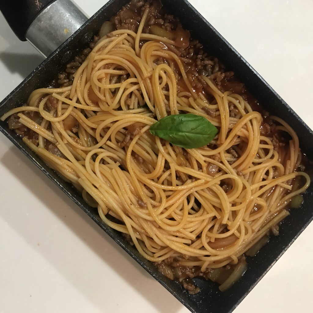 フライパンにはいった出来上がったミートパスタの写真。