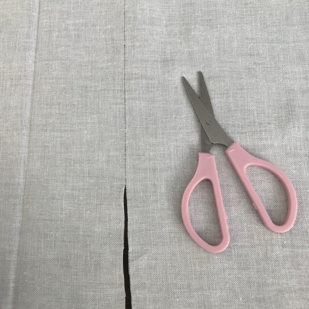 さらしを切っている写真。