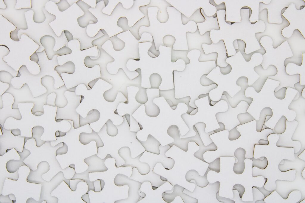 ピースが全て真っ白のジクソーパズルの写真。