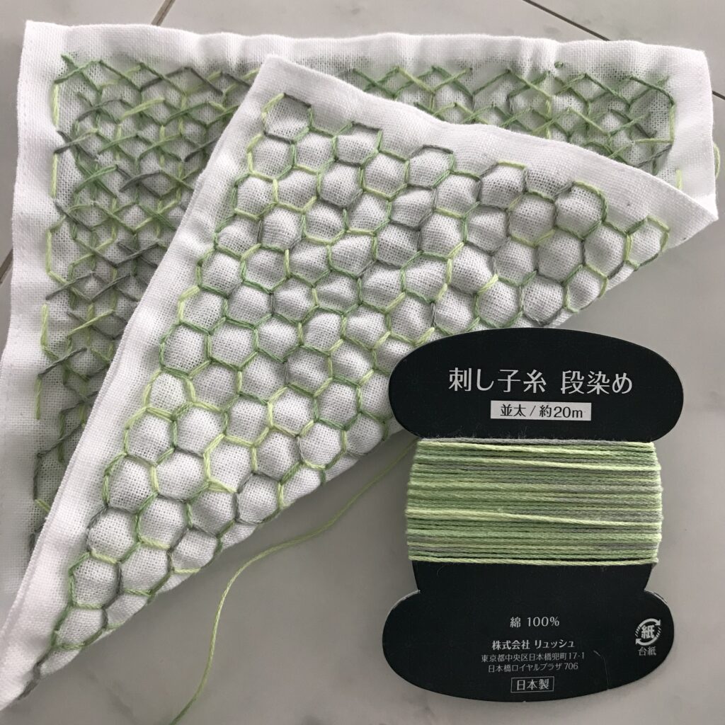 パンドラの箱を刺したふきんと使ったグラデーションの糸の写真