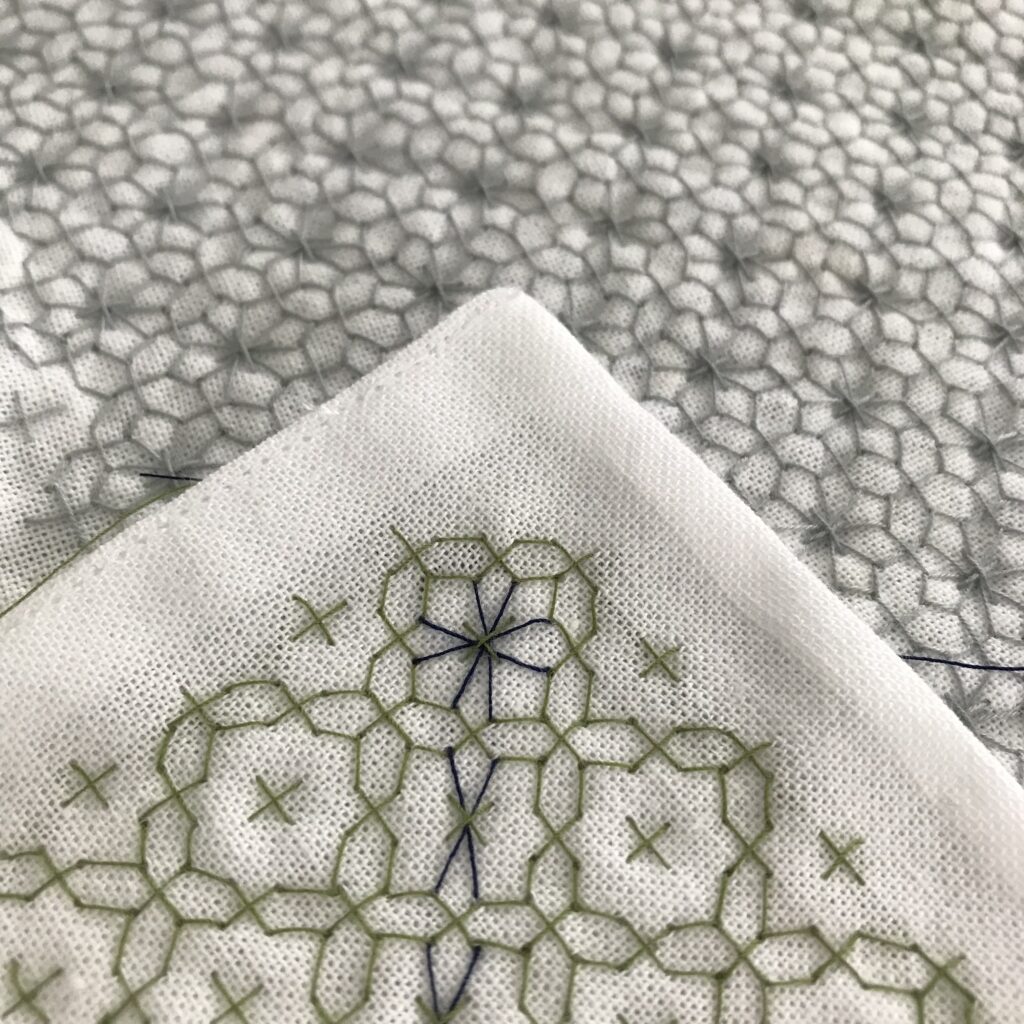 変わり十字花さしのくぐり刺しの4通り目（ラスト）の刺し方の説明写真。