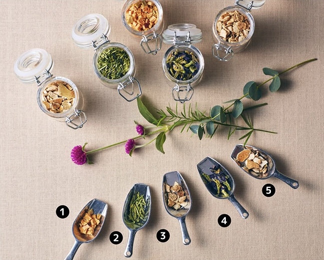 ブルーティーに使われているハーブの写真。