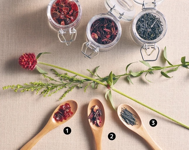 レッドティーに使われているハーブの写真。