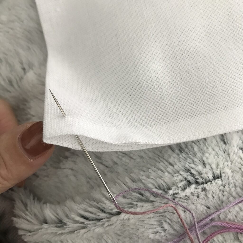 綴じてないサイドから刺しはじめる写真