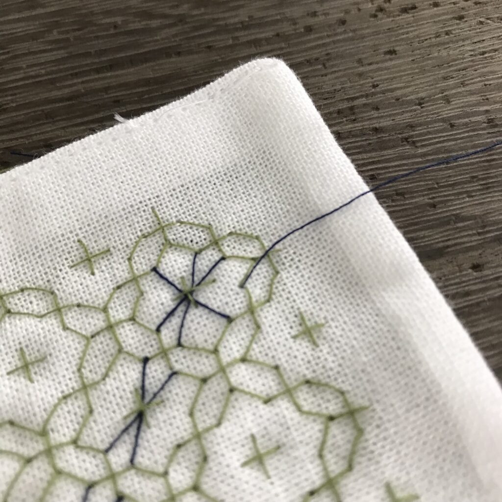 変わり十字花さしのくぐり刺しの3通り目の刺し方の説明写真。