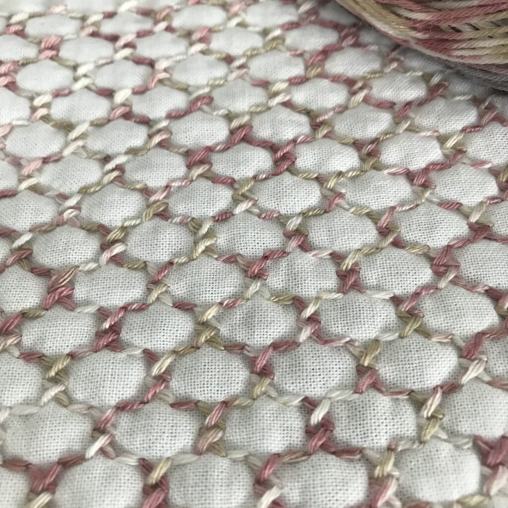 毛糸で刺した一目干網の写真