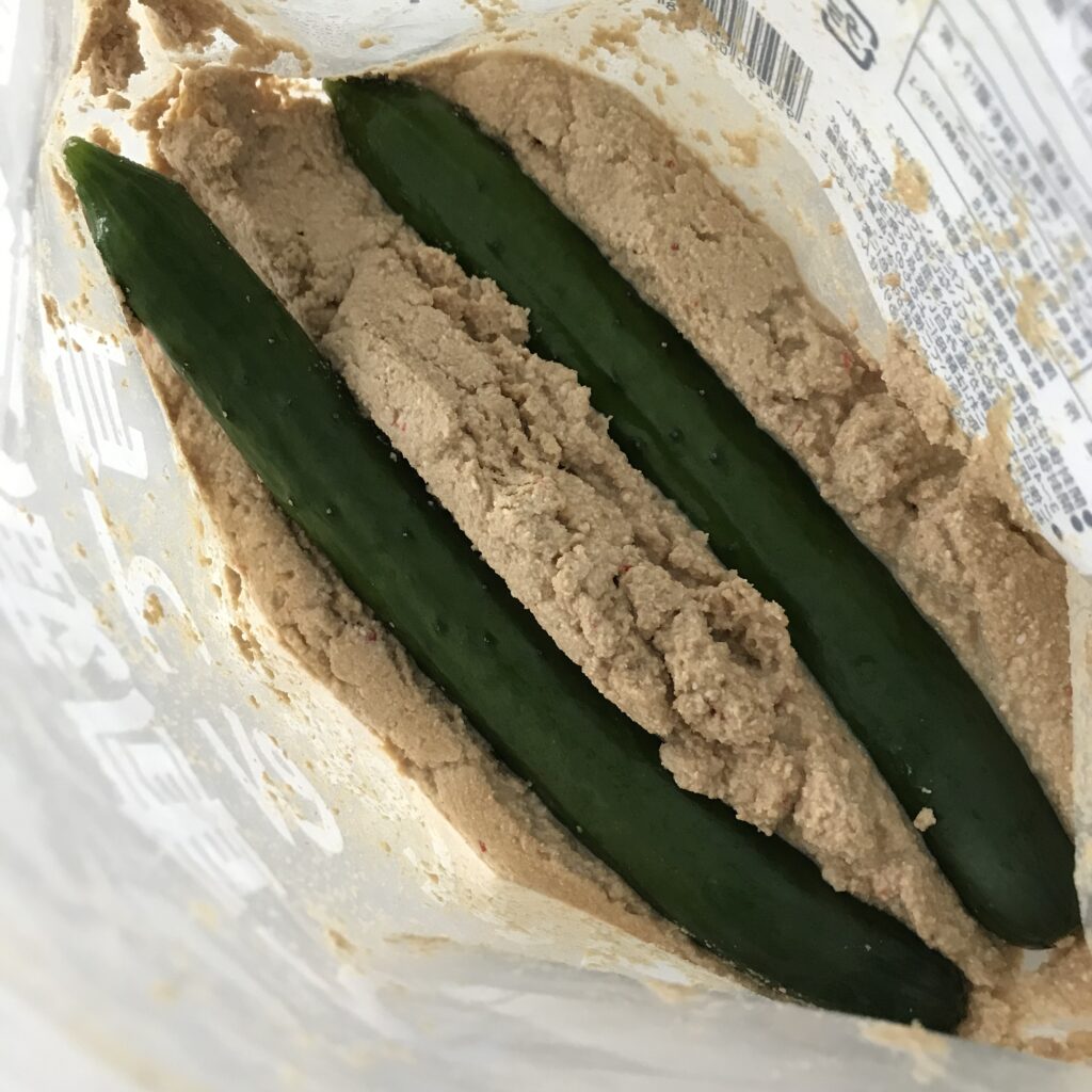 ぬか床の保存袋にきゅうり２本がそのまま入っている写真