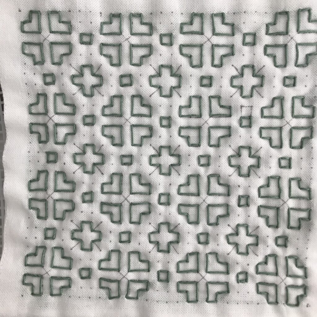 四葉のクローバーの縦と横を刺した写真