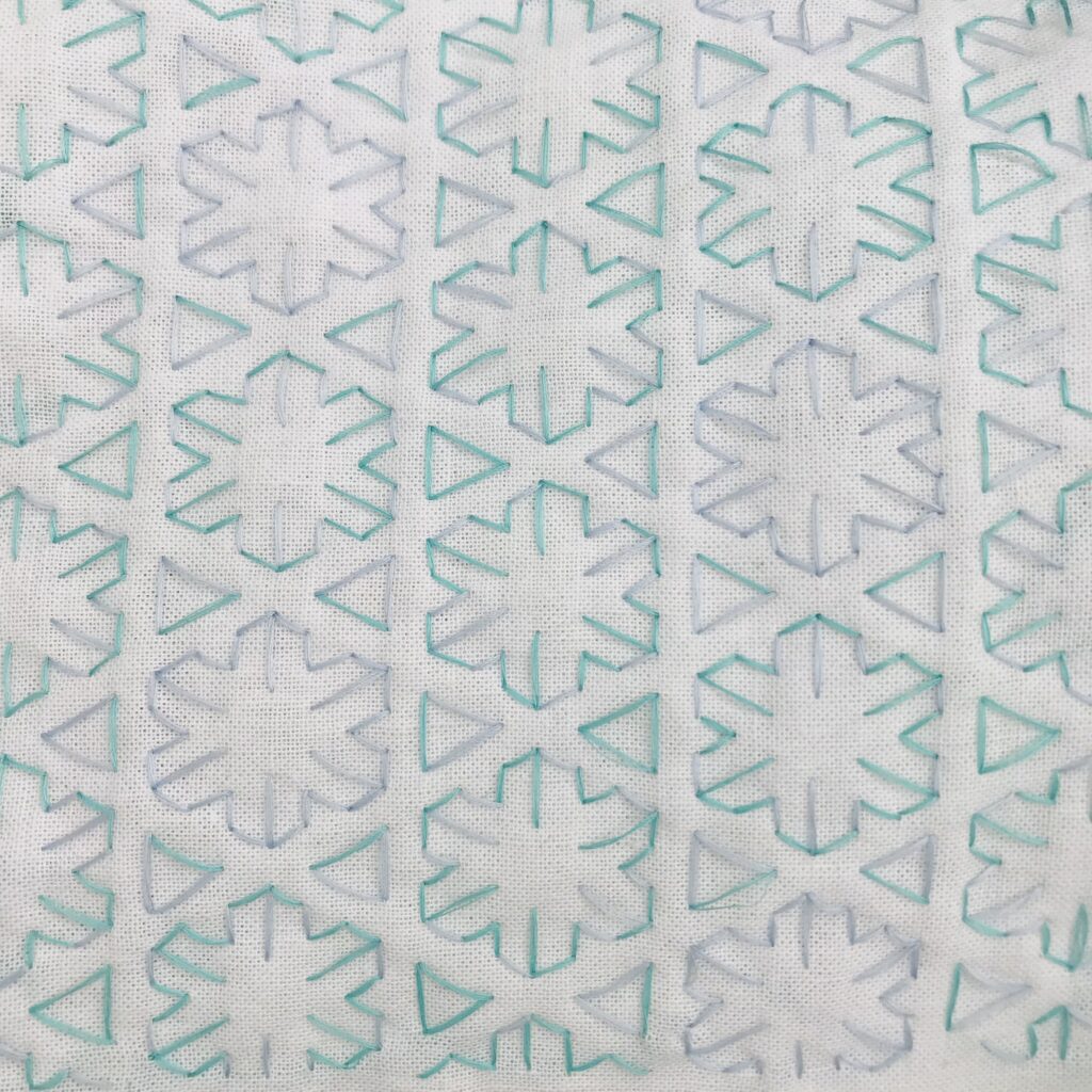 雪の結晶と三角の刺し子図案の表側の写真
