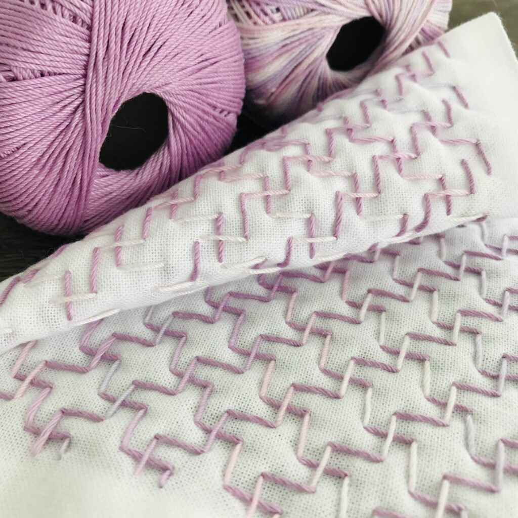 一目紗綾形の表側と裏側の写真