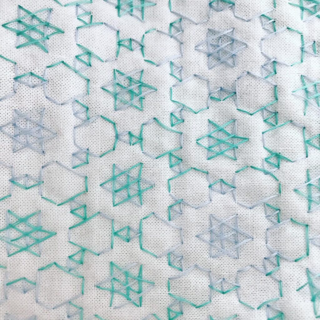 雪の結晶と三角の刺し子図案の裏側の写真