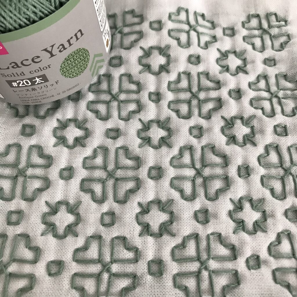 レース糸で刺した四葉のクローバーの写真