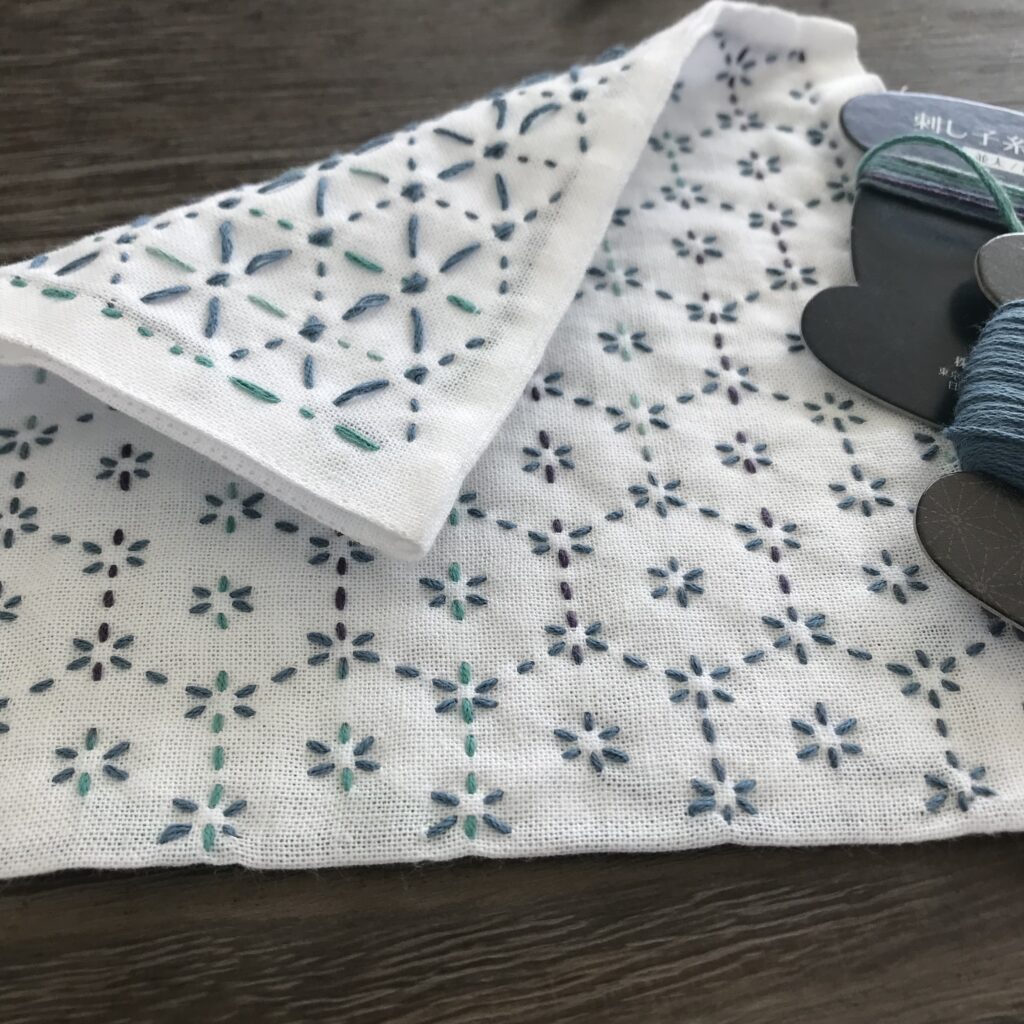 並太の単色とグラデーション糸の刺した花亀甲の写真