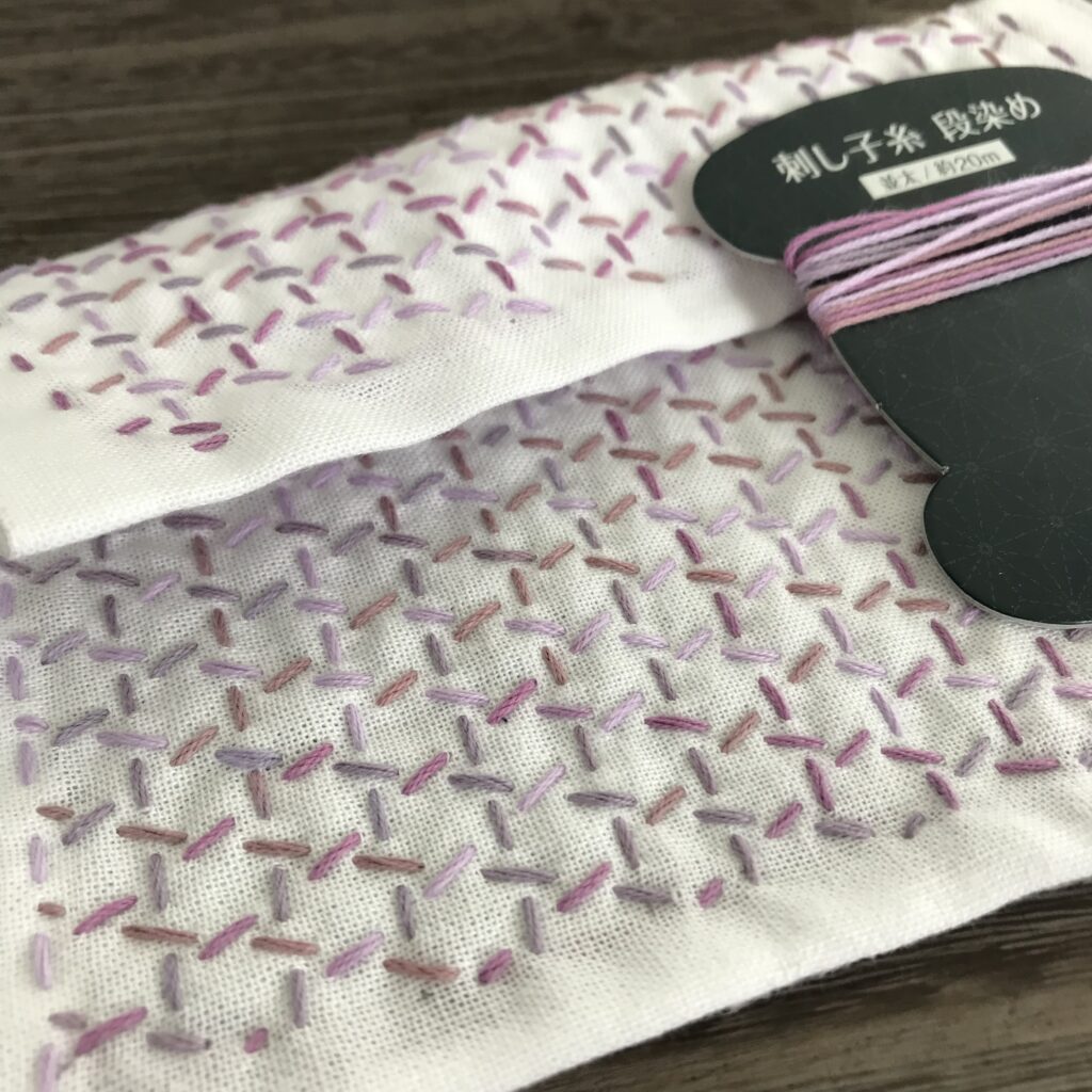 セリアの段染めの糸で刺した一目籠目の写真