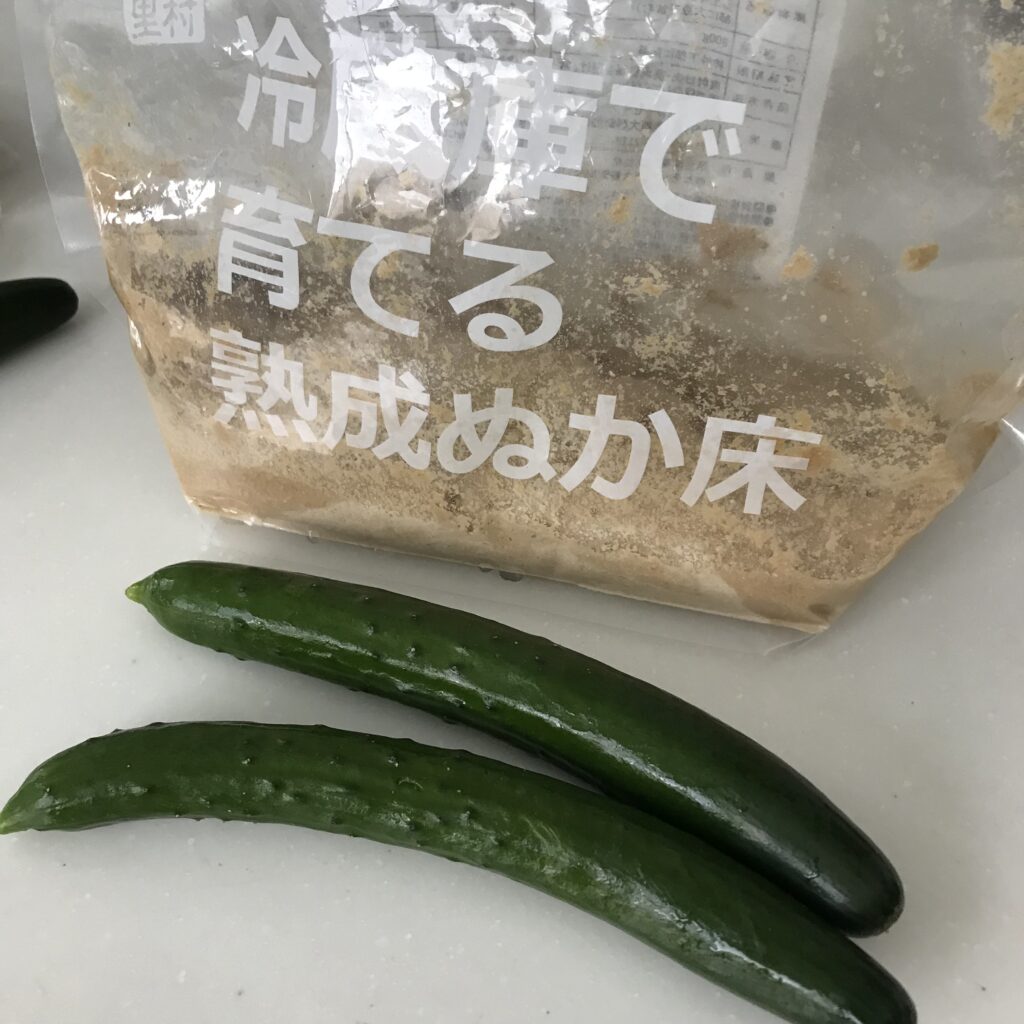 ぬか床の保存袋ときゅうり2本の写真。