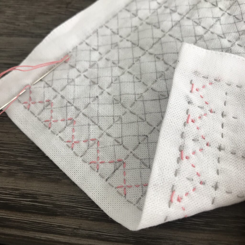 じぐざぐ縫いした斜めの線の表側と裏側の写真