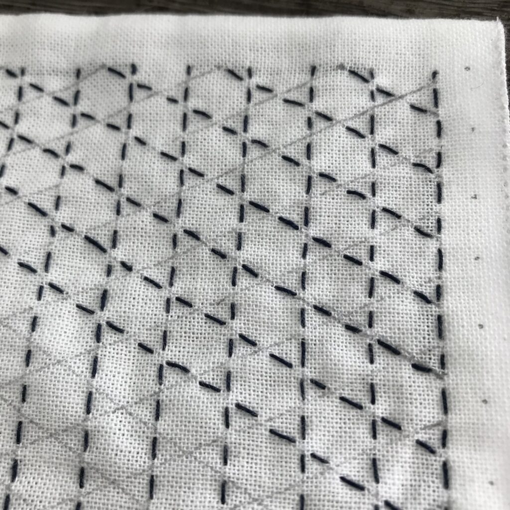 右下がりの斜め線を刺している写真