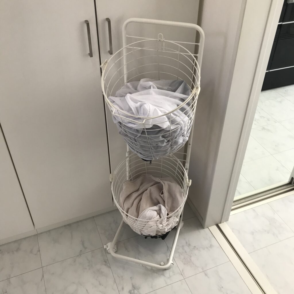 ランドリーバスケットに洗濯ネットを設置した写真