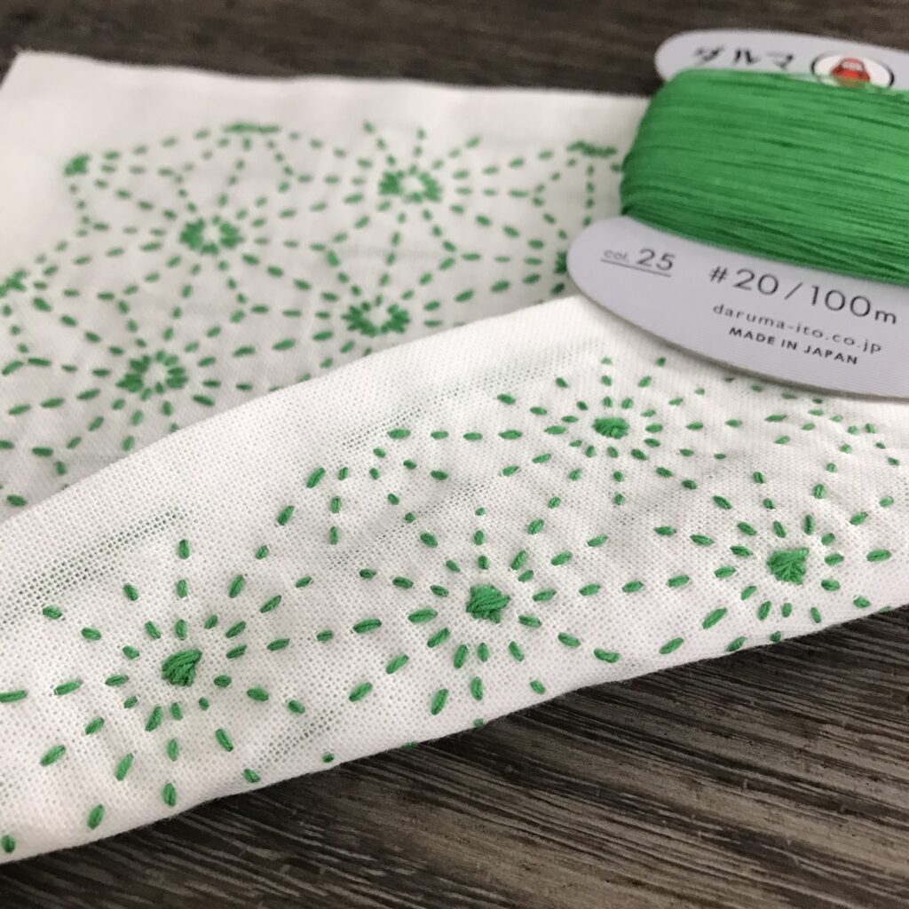 刺せたダルマ糸と麻の葉の写真