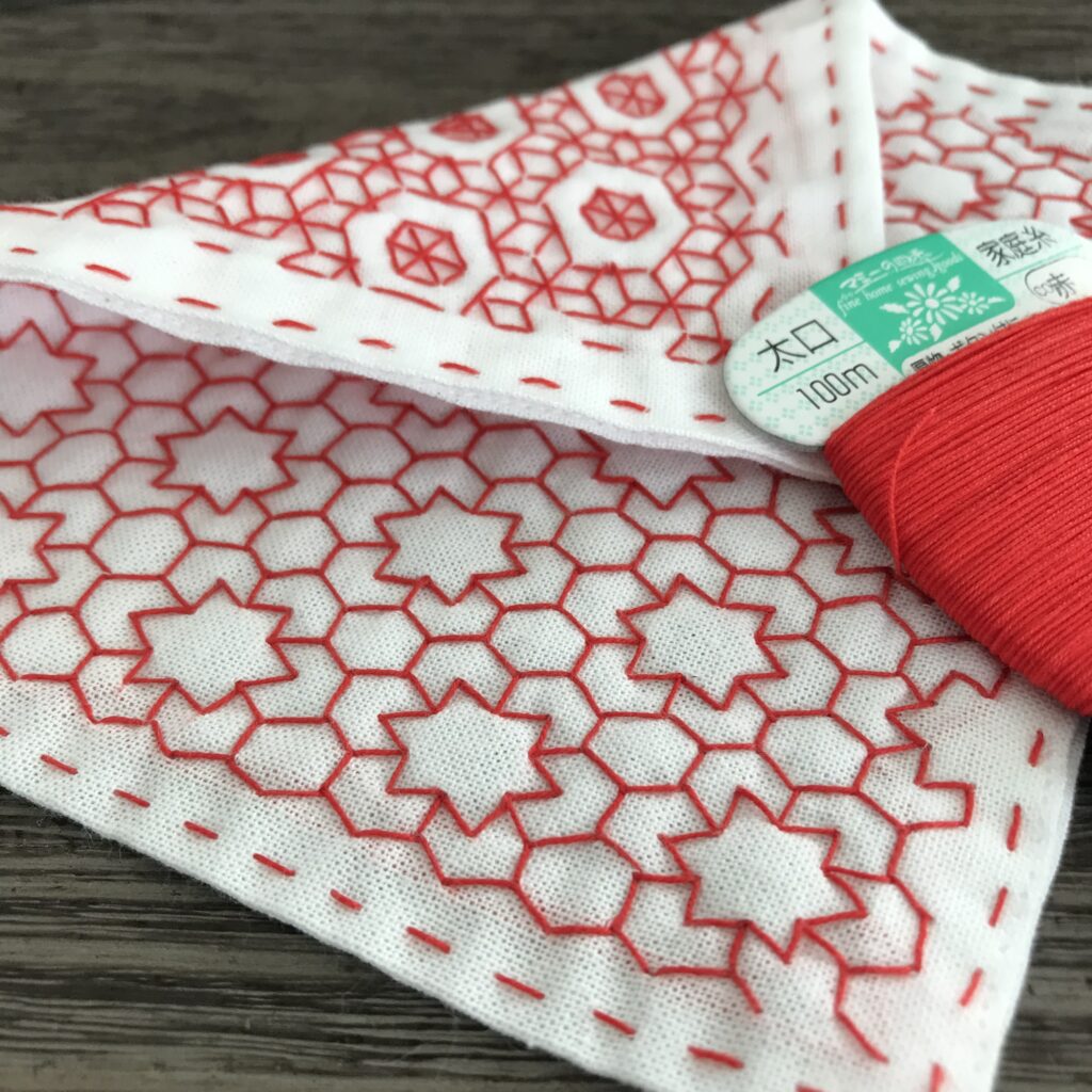 変わり亀甲の刺し子ふきんと刺した糸の写真