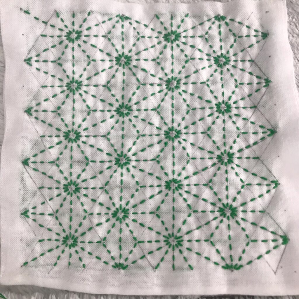 下書きが残る麻の葉の写真