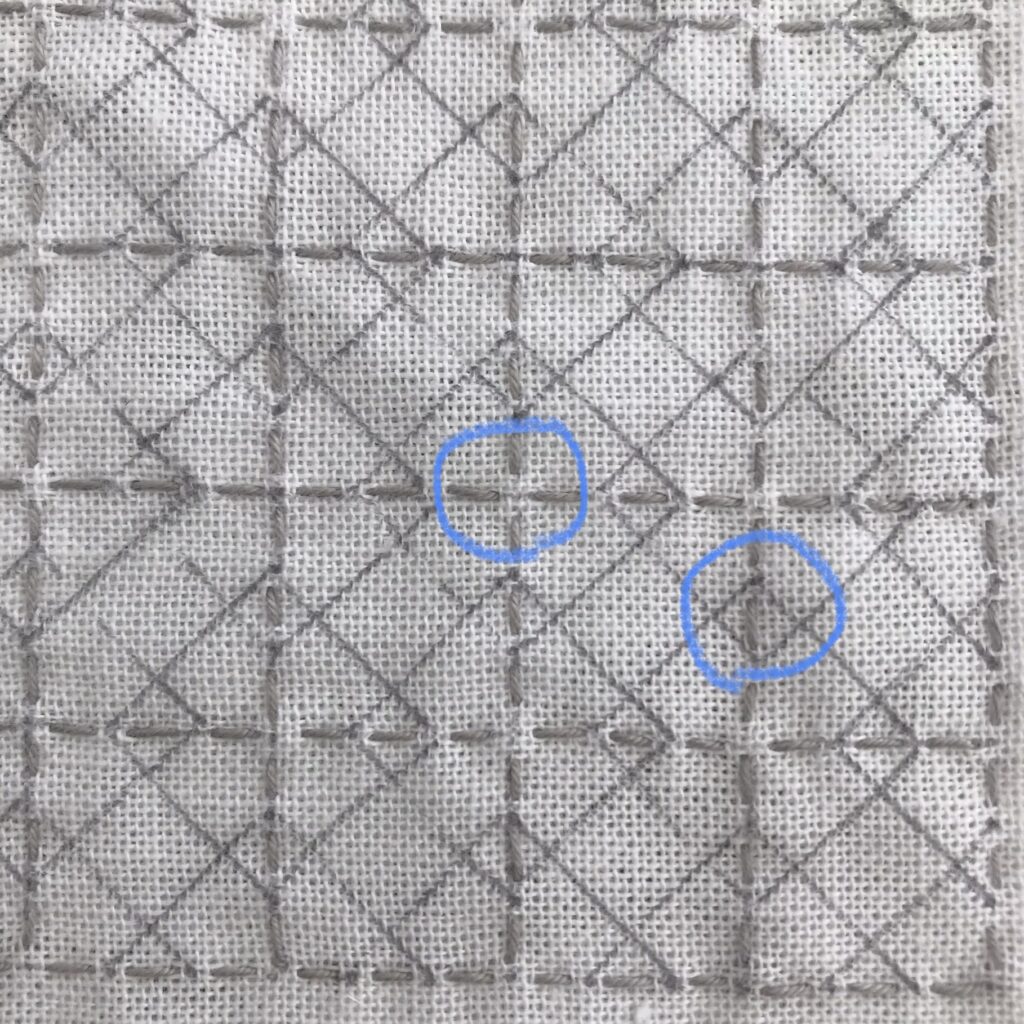 糸が重ならないように中心をあけて刺している写真