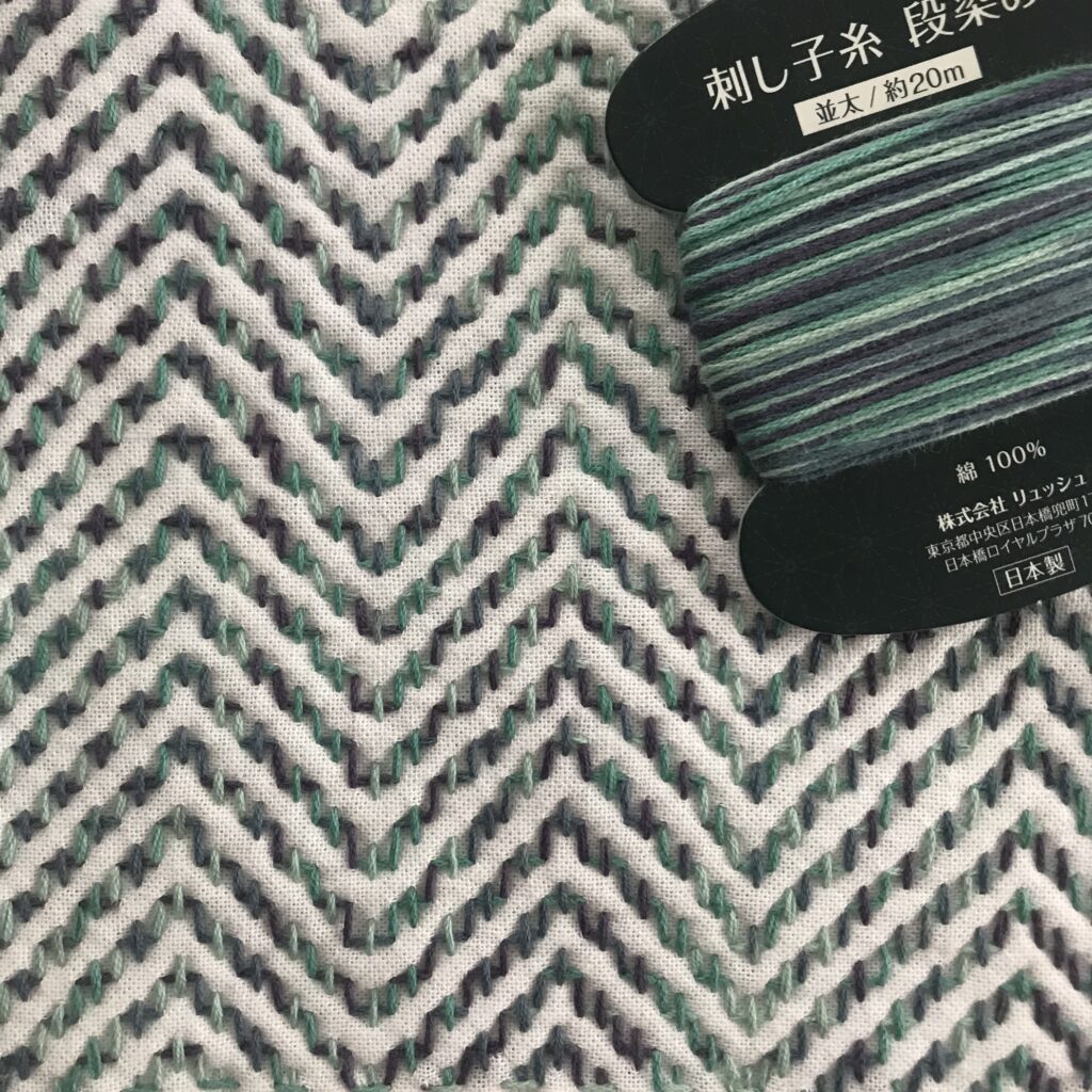 藍段染め糸をつかって刺した写真