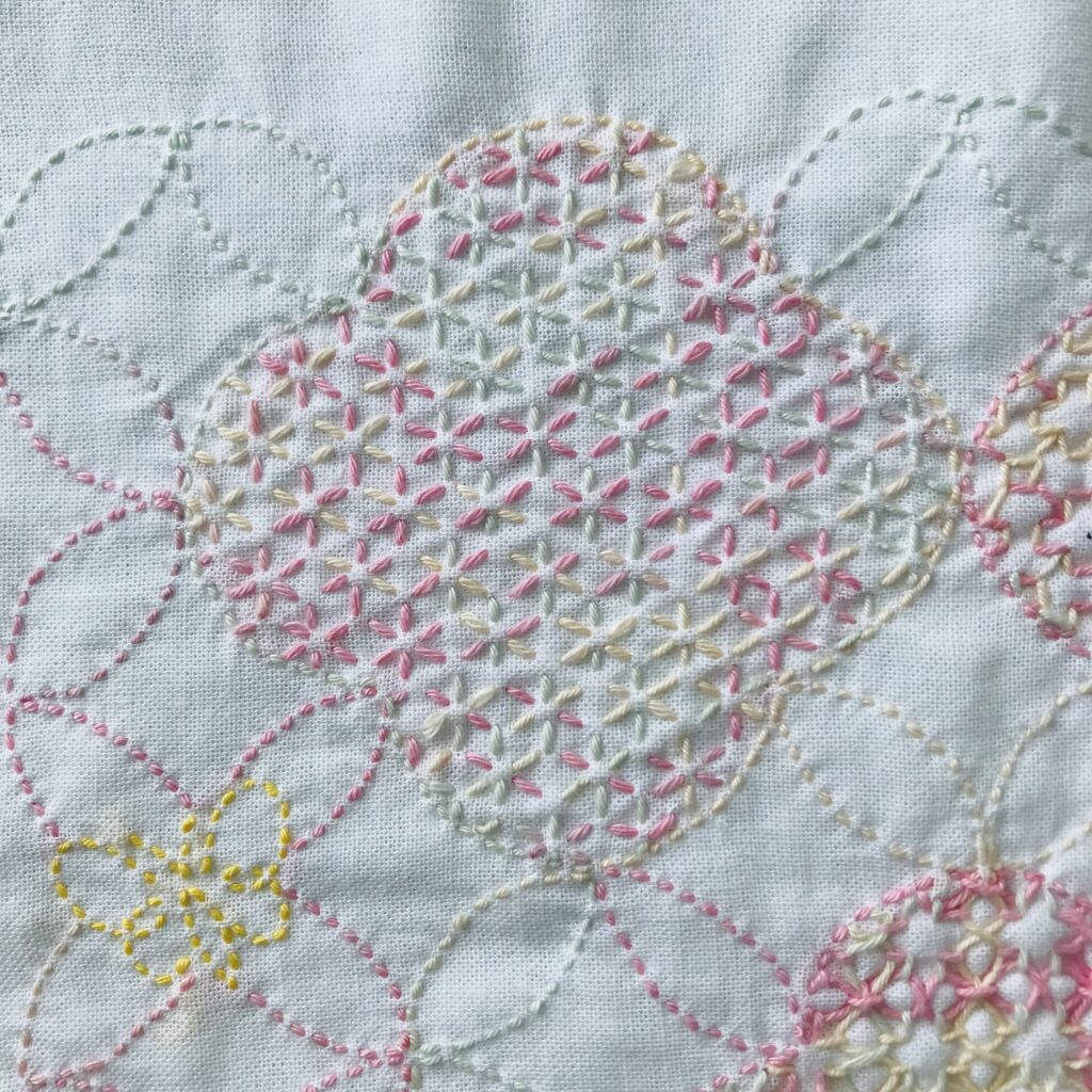 寄せ模様で刺した小花刺しの写真