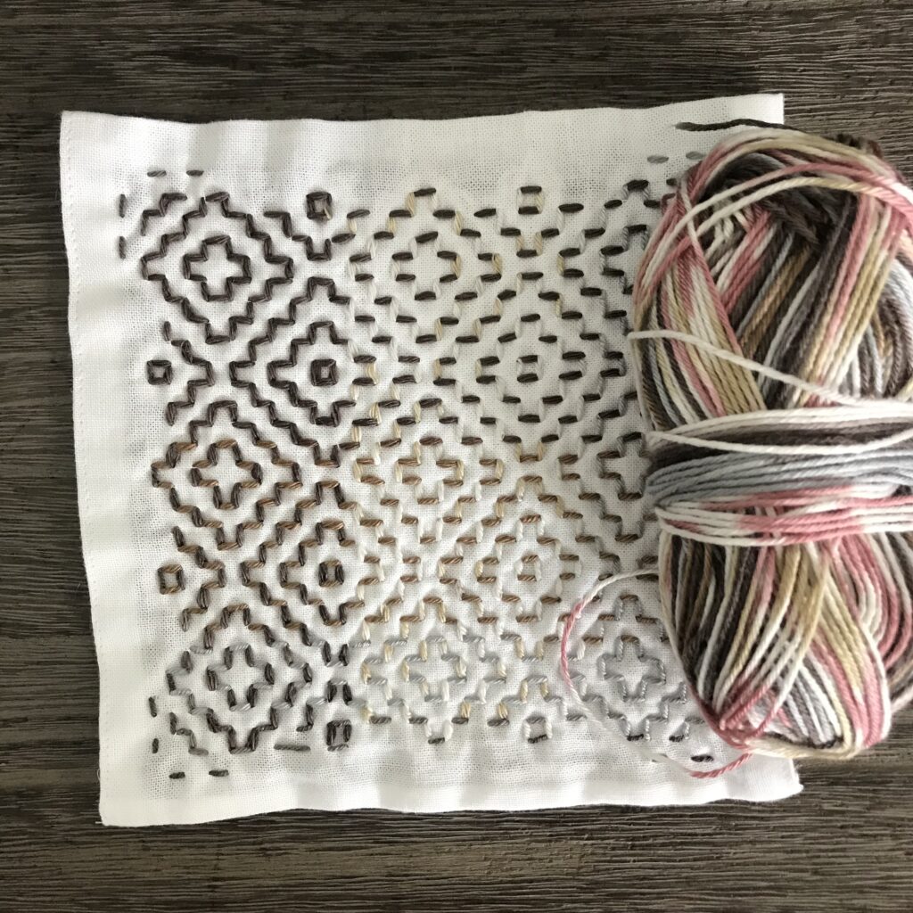 グラデーション糸で刺した柿の花の写真